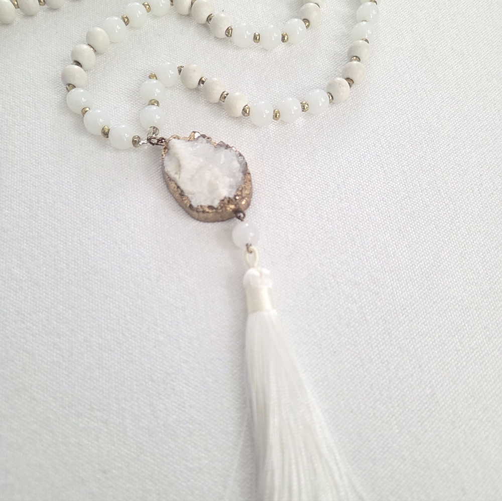 🎀Mala White Agata And Wood Beaded Necklace with Tassel🎀 - Picture 2 of 6